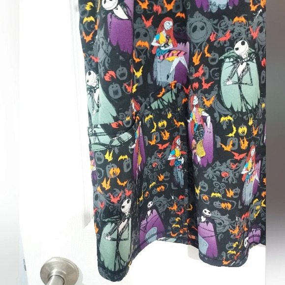 NWT Nightmare Before Christmas Alive With Love V-Neck Print Scrub Top Size 2XL - Picture 8 of 10